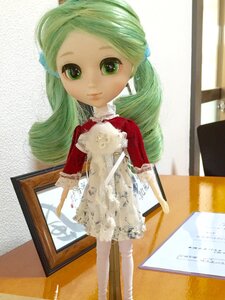 Rating: Safe Score: 0 Tags: 1girl doll frills green_eyes green_hair hair_ornament kanaria long_hair looking_at_viewer photo smile solo standing twintails User: admin