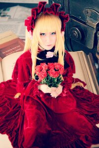 Rating: Safe Score: 0 Tags: 1girl bangs blonde_hair blue_eyes bouquet dress flower frills holding long_hair looking_at_viewer photo red_dress rose shinku sitting solo User: admin