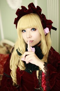 Rating: Safe Score: 0 Tags: 1girl blonde_hair blue_eyes blunt_bangs blurry bonnet depth_of_field drill_hair flower lips long_hair looking_at_viewer realistic rose shinku solo User: admin