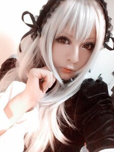 Rating: Safe Score: 0 Tags: 1girl bangs black_ribbon closed_mouth flower gothic_lolita hair_ribbon index_finger_raised lolita_fashion long_hair long_sleeves looking_at_viewer pointing ribbon solo suigintou upper_body white_hair wings User: admin