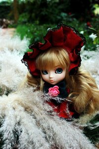 Rating: Safe Score: 0 Tags: 1girl blonde_hair blue_eyes blurry bonnet bow doll dress flower grass long_hair looking_at_viewer outdoors pink_rose red_rose rose shinku solo User: admin