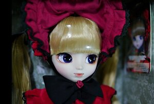 Rating: Safe Score: 0 Tags: 2girls bangs blonde_hair blue_eyes blurry bonnet bow close-up depth_of_field doll hat lips looking_at_viewer multiple_girls photo rose shinku smile solo User: admin