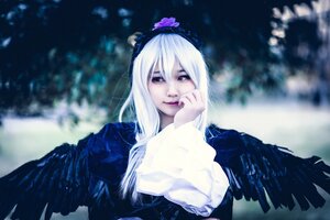 Rating: Safe Score: 0 Tags: 1girl 3d black_dress black_wings blurry blurry_background closed_mouth depth_of_field dress feathered_wings feathers flower long_hair long_sleeves looking_at_viewer nail_polish solo suigintou upper_body wings User: admin