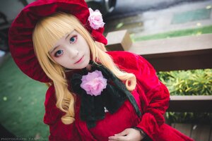 Rating: Safe Score: 0 Tags: 1girl bangs blonde_hair blue_eyes blurry blurry_background bonnet depth_of_field flower hat lips long_hair looking_at_viewer outdoors photo pink_rose red_headwear rose shinku solo upper_body User: admin