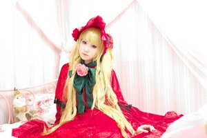 Rating: Safe Score: 0 Tags: 1girl blonde_hair blue_eyes bonnet bow curtains dress flower lips long_hair long_sleeves looking_at_viewer pink_rose red_dress rose shinku solo User: admin