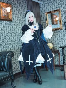 Rating: Safe Score: 0 Tags: 1girl black_dress black_footwear boots dress flower indoors solo standing suigintou white_hair User: admin