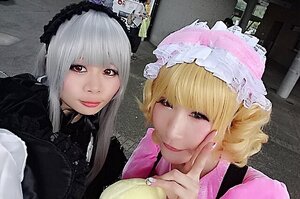 Rating: Safe Score: 0 Tags: 2girls bangs blonde_hair blunt_bangs hairband hat lips looking_at_viewer multiple_cosplay multiple_girls nail_polish smile tagme User: admin