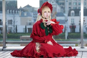 Rating: Safe Score: 0 Tags: 1girl blonde_hair blue_eyes blurry blurry_background bonnet bow building capelet city depth_of_field dress drill_hair flower frills long_hair long_sleeves outdoors red_capelet red_dress shinku sitting solo User: admin