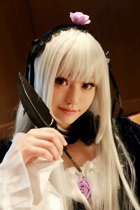 Rating: Safe Score: 0 Tags: 1girl bangs blunt_bangs choker closed_mouth eyelashes flower headphones holding lace lips long_hair looking_at_viewer red_eyes smile solo suigintou upper_body User: admin