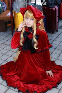 Rating: Safe Score: 0 Tags: 1girl blonde_hair blue_eyes bonnet bow capelet dress flower frills lips lolita_fashion long_hair long_sleeves looking_at_viewer photo red_dress rose shinku sitting solo User: admin