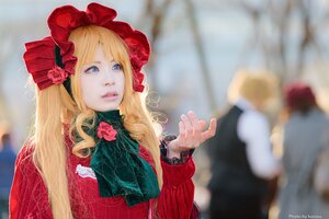 Rating: Safe Score: 0 Tags: 1girl blonde_hair blue_eyes blurry blurry_background blurry_foreground bonnet depth_of_field flower hat lips long_hair red_flower red_rose rose shinku solo solo_focus upper_body User: admin