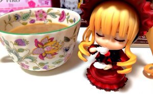 Rating: Safe Score: 0 Tags: 1girl auto_tagged blonde_hair bonnet bow chibi closed_eyes cup doll dress flower food in_container rose saucer shinku sleeping solo table tea teacup User: admin