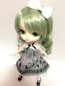 Rating: Safe Score: 0 Tags: 1girl bow doll dress from_above green_eyes green_hair kanaria long_hair solo striped User: admin