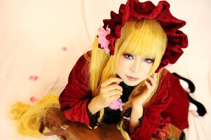 Rating: Safe Score: 0 Tags: 1girl bangs blonde_hair blue_eyes blurry bonnet dress flower lips long_hair long_sleeves looking_at_viewer lying on_stomach petals realistic red_dress rose shinku solo User: admin