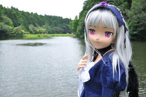 Rating: Safe Score: 0 Tags: 1girl bangs dress frills hairband long_hair long_sleeves looking_at_viewer outdoors pink_eyes silver_hair smile solo suigintou tree User: admin
