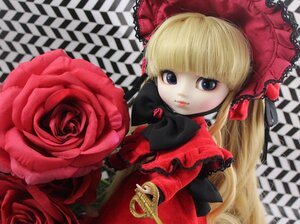 Rating: Safe Score: 0 Tags: 1girl blonde_hair blue_eyes bonnet bow doll flower long_hair looking_at_viewer pink_rose red_flower red_rose rose shinku solo User: admin