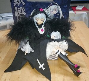 Rating: Safe Score: 0 Tags: 1girl black_wings boots doll dress flower frills hairband long_hair long_sleeves looking_at_viewer pink_eyes rose silver_hair solo suigintou wings User: admin