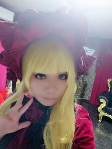 Rating: Safe Score: 0 Tags: 1girl bangs blonde_hair blue_eyes blunt_bangs bonnet closed_mouth hand_up hat long_hair looking_at_viewer shinku solo upper_body User: admin