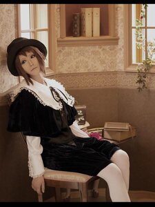 Rating: Safe Score: 0 Tags: 1girl brown_hair capelet chair crossed_legs hat indoors long_sleeves plant sitting solo souseiseki window User: admin