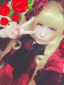 Rating: Safe Score: 0 Tags: 1girl blonde_hair drill_hair flower lips long_hair looking_at_viewer pink_rose red_flower red_rose rose rose_petals shinku smile solo thorns v User: admin