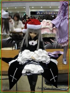 Rating: Safe Score: 0 Tags: 1girl black_dress blurry depth_of_field doll dress frills hat indoors long_hair multiple_girls photo santa_hat sitting solo solo_focus standing suigintou User: admin