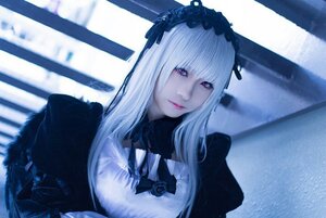 Rating: Safe Score: 0 Tags: 1girl bangs blurry blurry_background closed_mouth depth_of_field flower hairband lips lolita_fashion long_hair looking_at_viewer rose solo suigintou upper_body User: admin