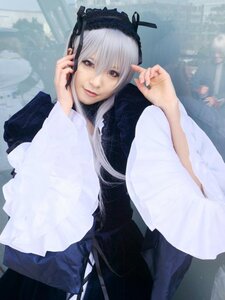 Rating: Safe Score: 0 Tags: 1girl 3d lips long_hair long_sleeves looking_at_viewer silver_hair solo suigintou User: admin