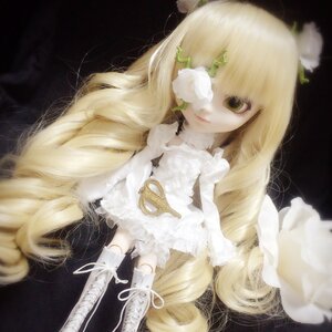 Rating: Safe Score: 0 Tags: 1girl black_background blonde_hair doll dress flower kirakishou lace lips long_hair solo very_long_hair wings User: admin