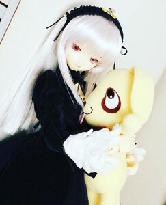 Rating: Safe Score: 0 Tags: 1girl bangs black_dress closed_mouth doll dress frills hairband juliet_sleeves lolita_hairband long_hair long_sleeves looking_at_viewer red_eyes solo suigintou wings User: admin