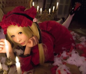 Rating: Safe Score: 0 Tags: 1girl blonde_hair blue_eyes bonnet candle dress lips long_hair long_sleeves looking_at_viewer lying on_stomach red_dress rose shinku solo User: admin