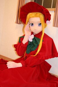 Rating: Safe Score: 0 Tags: 1girl blonde_hair blue_eyes bonnet dress flower green_neckwear hat indoors long_sleeves looking_at_viewer red_dress rose shinku sitting solo User: admin