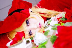 Rating: Safe Score: 0 Tags: 1girl blonde_hair blue_eyes blurry blurry_foreground bow depth_of_field flower lips looking_at_viewer photo red_lips shinku solo User: admin