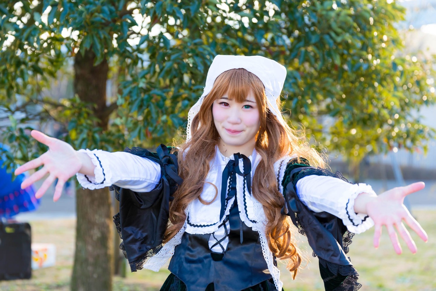 1girl 3d bangs blonde_hair blue_eyes blurry blurry_background blurry_foreground depth_of_field long_hair long_sleeves looking_at_viewer outdoors outstretched_arm outstretched_arms outstretched_hand reaching reaching_out shirt smile solo upper_body