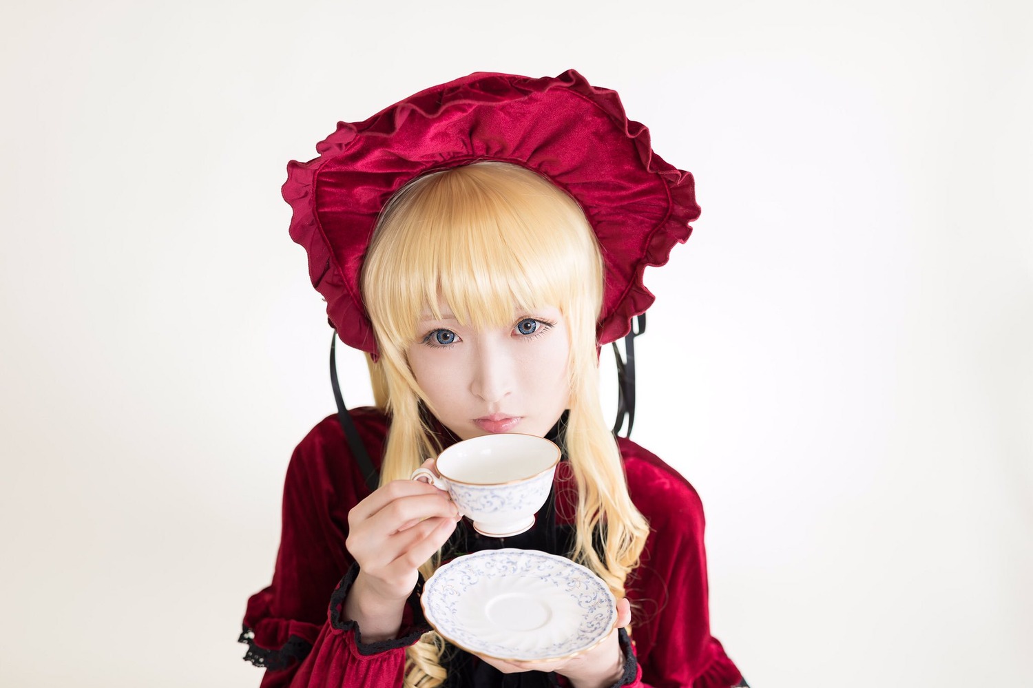 1girl bangs blonde_hair blue_eyes bonnet cup gradient_background holding_cup lips long_hair long_sleeves looking_at_viewer saucer shinku sidelocks solo tea teacup upper_body