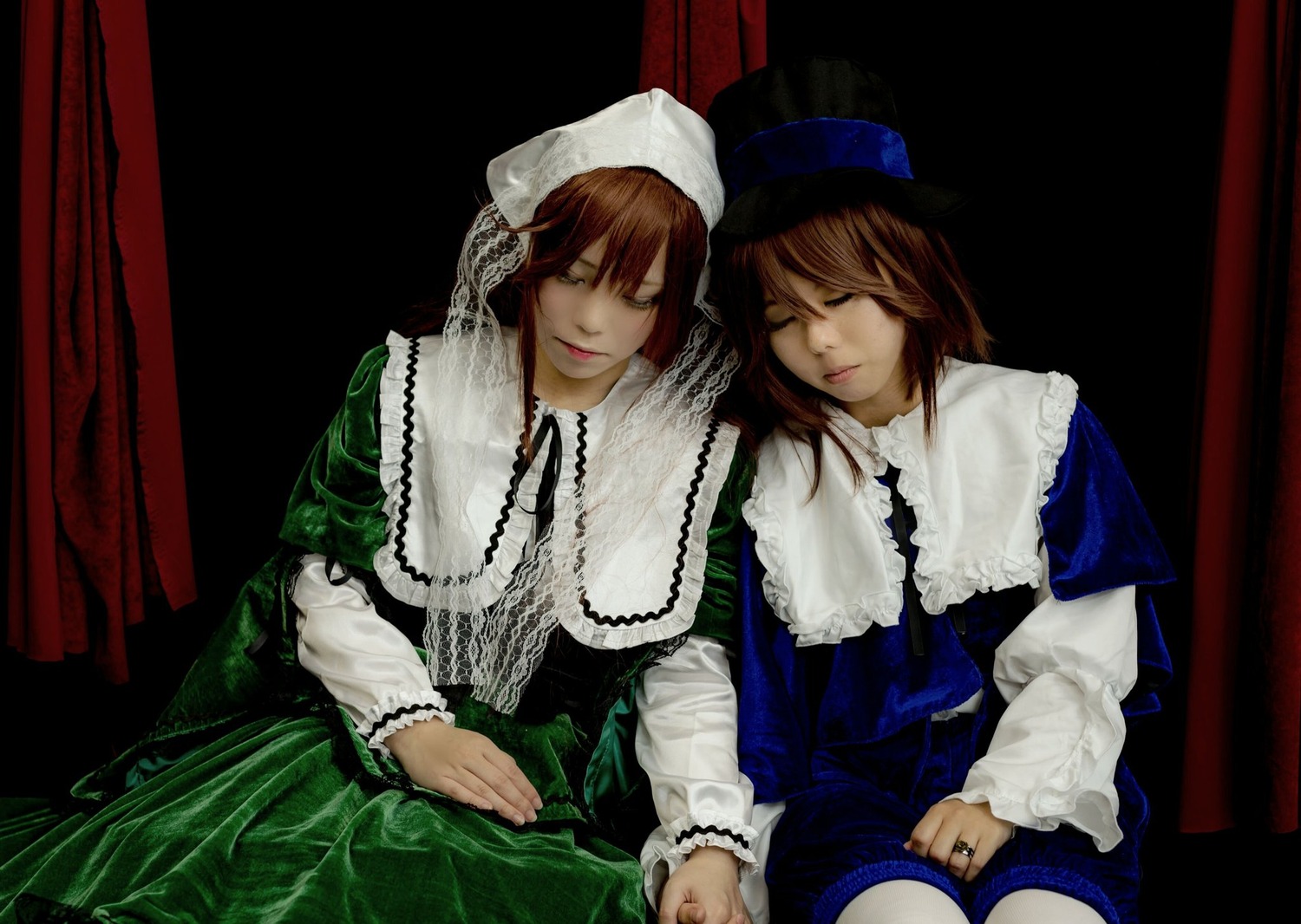 2girls brown_hair closed_eyes dress frills green_dress hat holding_hands lips long_sleeves multiple_cosplay multiple_girls short_hair siblings sisters sitting souseiseki suiseiseki tagme twins