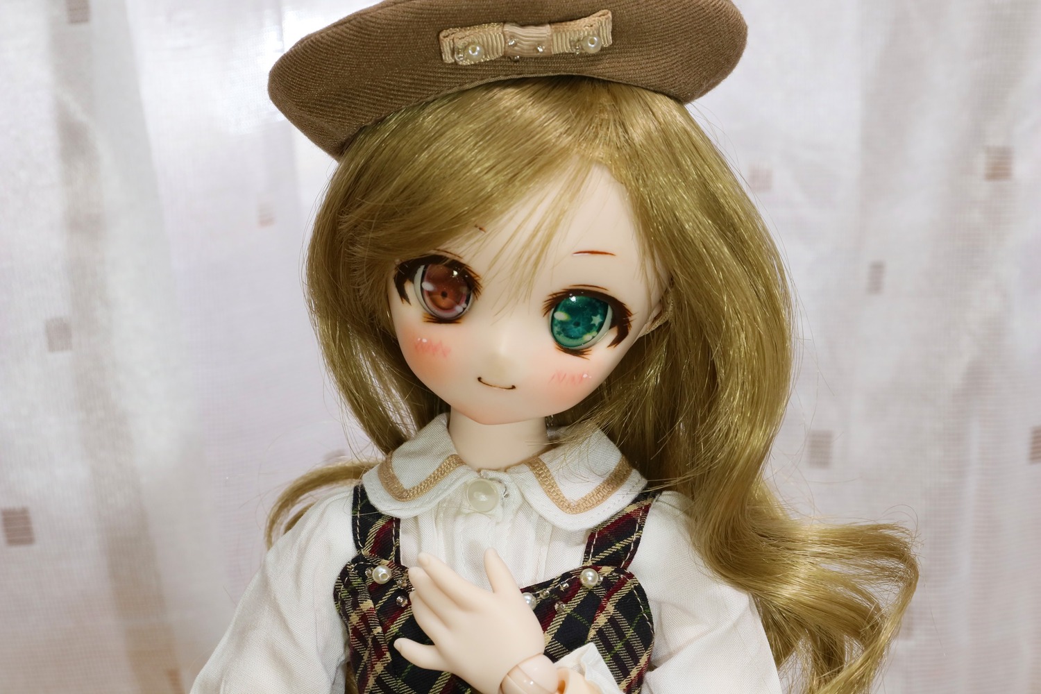 1girl beret blonde_hair blush doll green_eyes hand_on_own_chest hat heterochromia long_hair long_sleeves looking_at_viewer rain red_eyes smile solo suiseiseki upper_body