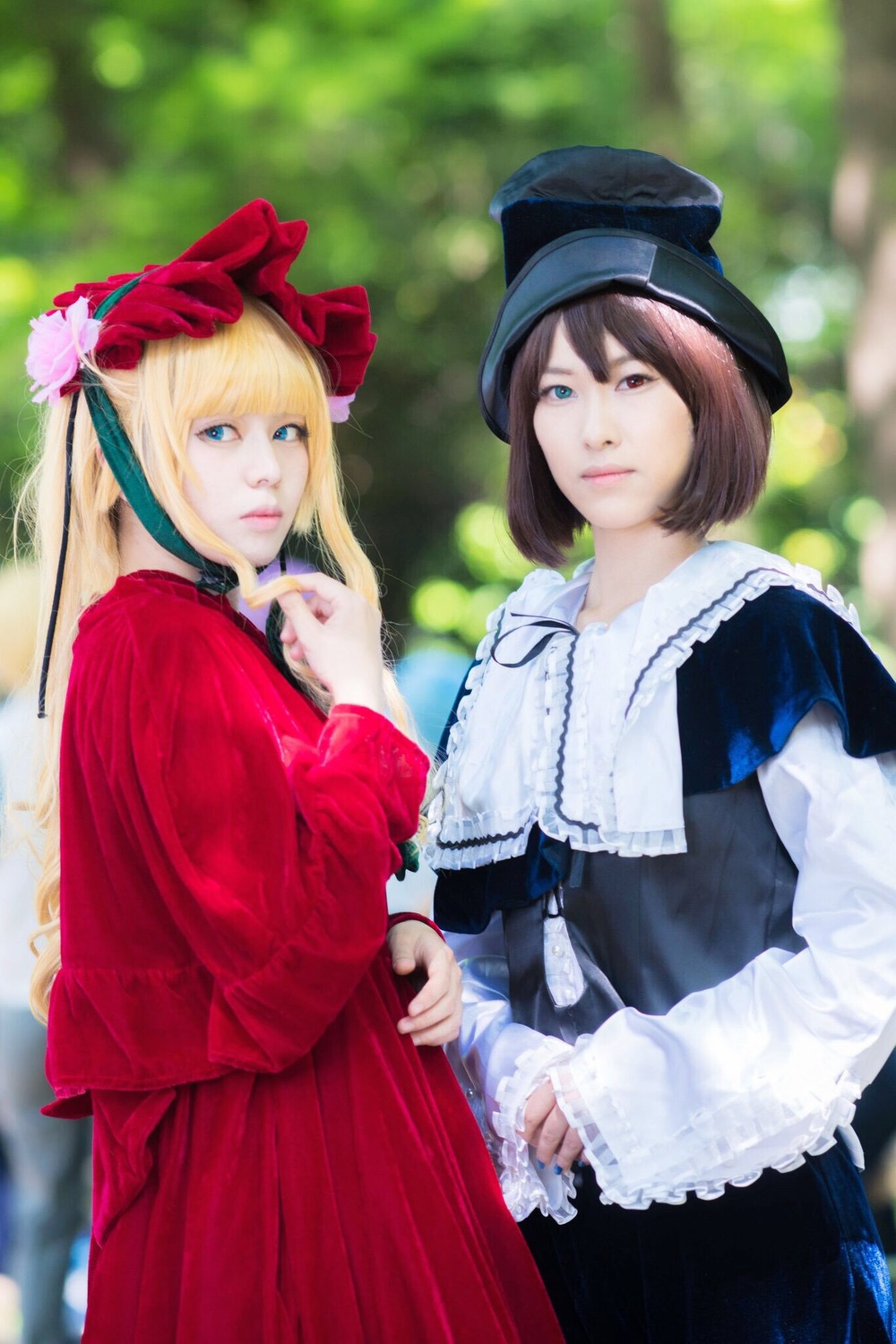 2girls blonde_hair blue_eyes blurry blurry_background bonnet brown_hair capelet depth_of_field dress hat lips long_hair long_sleeves looking_at_viewer multiple_cosplay multiple_girls red_dress shinku short_hair souseiseki tagme wide_sleeves