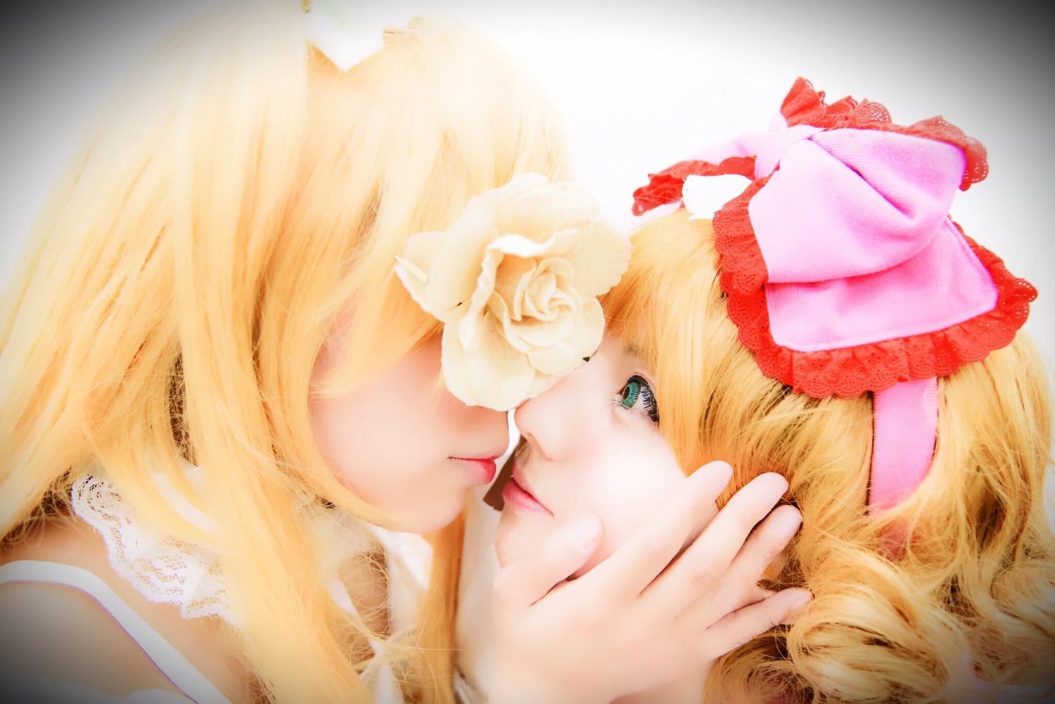 2girls blonde_hair eyelashes flower lips multiple_cosplay portrait profile rose siblings sisters tagme white_flower white_rose