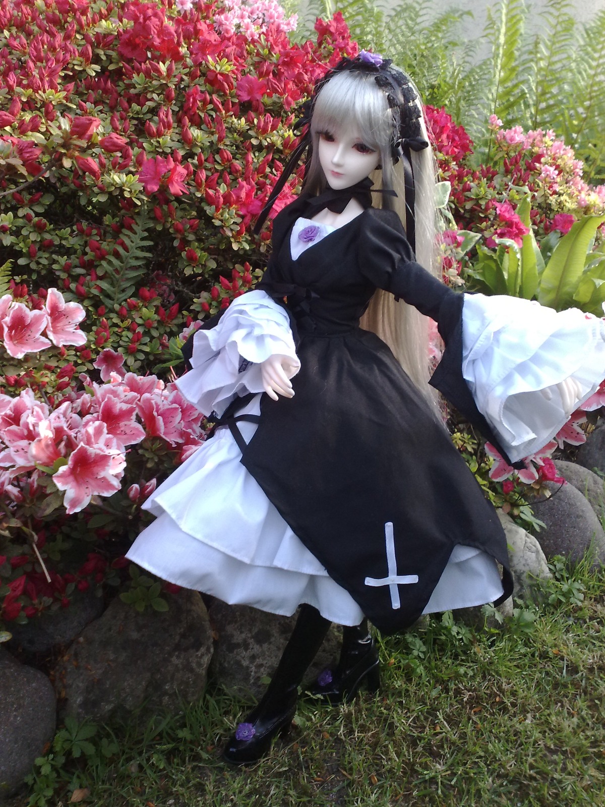 1girl bangs black_dress black_footwear closed_mouth doll dress flower full_body hairband long_hair long_sleeves looking_at_viewer red_eyes solo standing suigintou