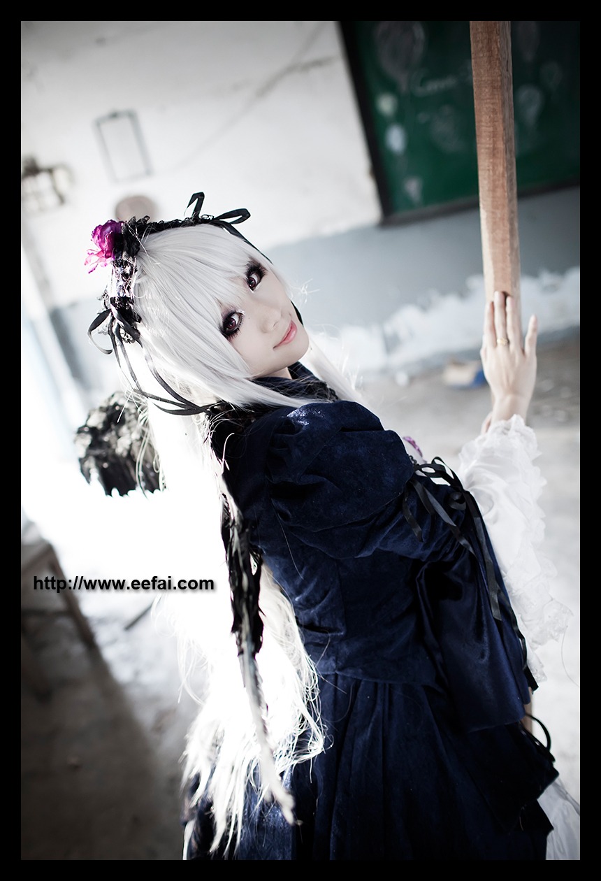 1girl 3d black_border blurry blurry_background closed_mouth depth_of_field dress gothic_lolita hair_ornament letterboxed lips lolita_fashion long_hair long_sleeves looking_at_viewer pillarboxed ribbon solo suigintou