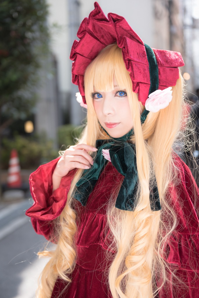 1girl bangs blonde_hair blue_eyes blurry blurry_background bonnet depth_of_field dress hat lips long_hair looking_at_viewer red_headwear shinku solo upper_body very_long_hair