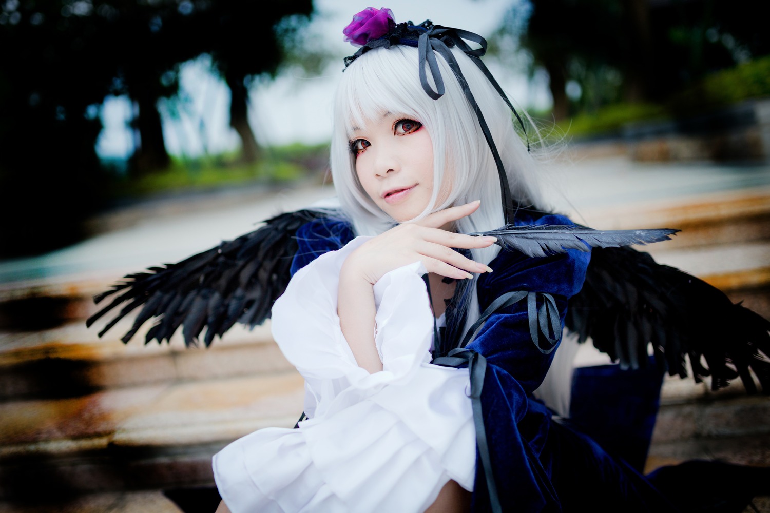 1girl 3d black_wings blurry blurry_background depth_of_field dress feathered_wings feathers hairband long_sleeves looking_at_viewer red_eyes ribbon solo suigintou white_hair wings