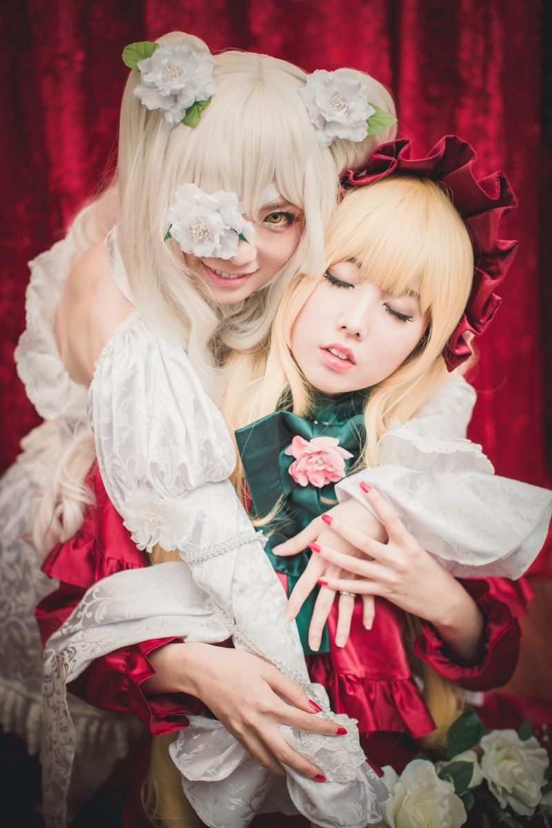 2girls bare_shoulders blonde_hair closed_eyes dress eyepatch flower hair_ornament hug_from_behind lips long_hair multiple_cosplay multiple_girls nail_polish red_lips rose tagme white_flower white_rose