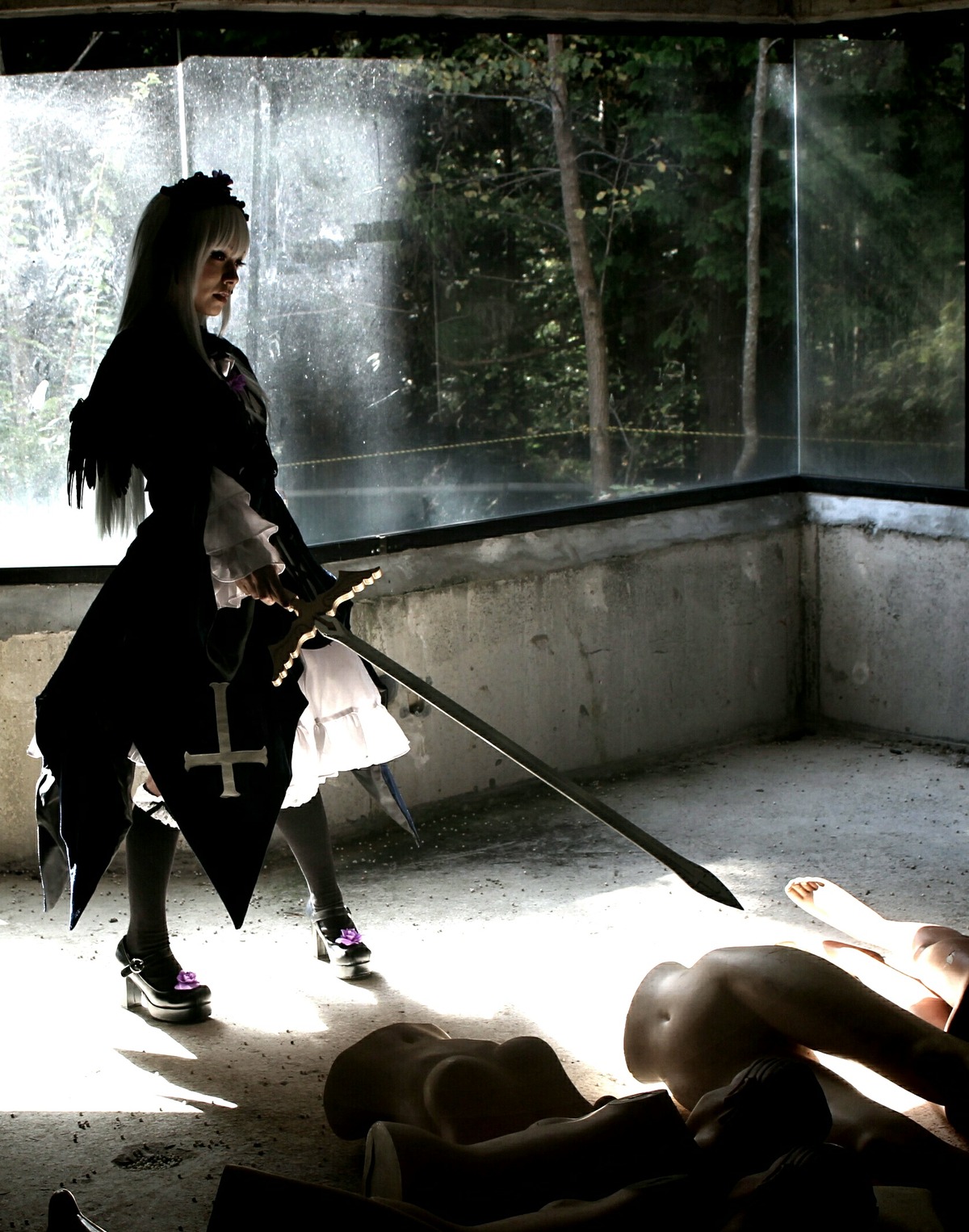 1girl black_hair katana long_hair solo standing suigintou sword weapon