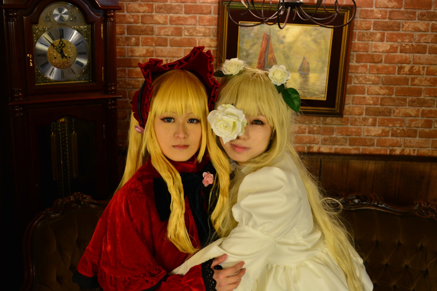 2girls bangs blonde_hair blue_eyes flower hair_flower hair_ornament indoors lips long_hair looking_at_viewer mirror multiple_cosplay multiple_girls nail_polish painting_(object) picture_frame rose shinku sitting tagme white_flower white_rose