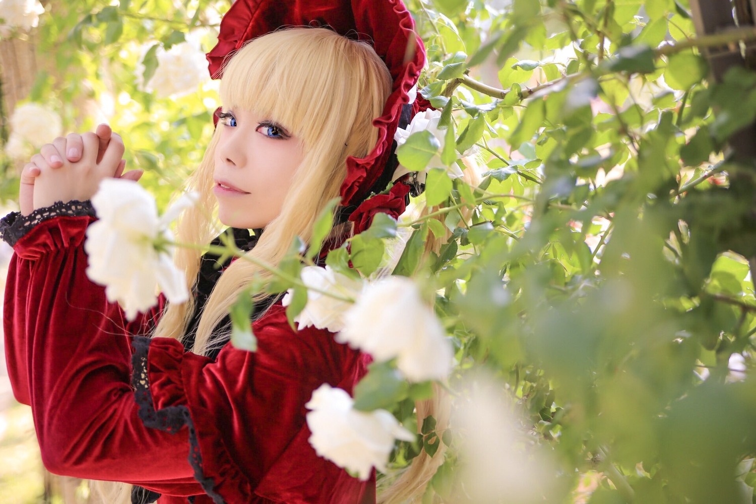 1girl bangs blonde_hair blue_eyes blurry blurry_foreground bonnet bow day depth_of_field flower lips long_hair long_sleeves outdoors realistic shinku solo sunlight