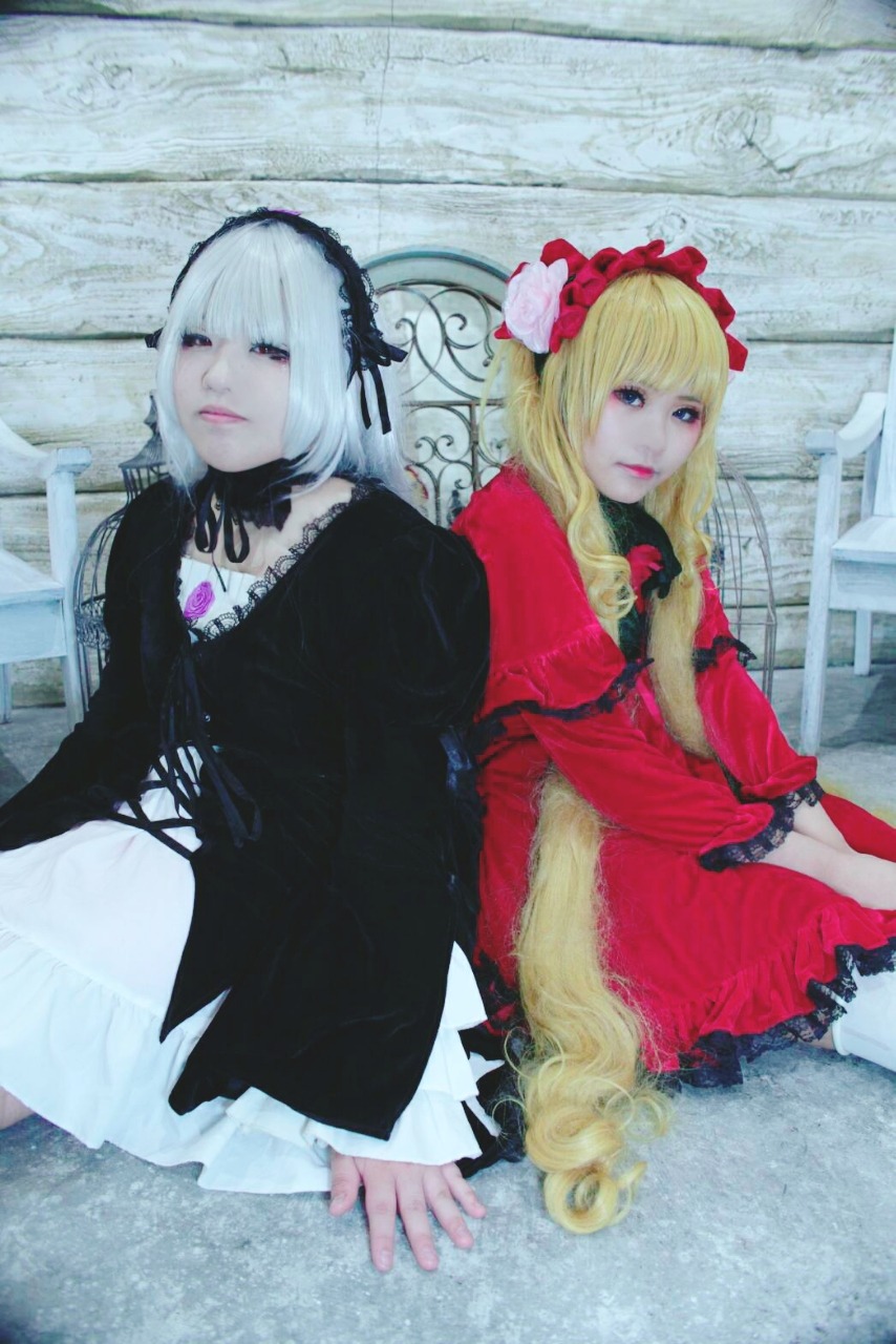 2girls 91076 blonde_hair blue_eyes dress flower frills hairband lips lolita_fashion long_hair long_sleeves looking_at_viewer multiple_cosplay multiple_girls photo rose shinku sitting suigintou tagme