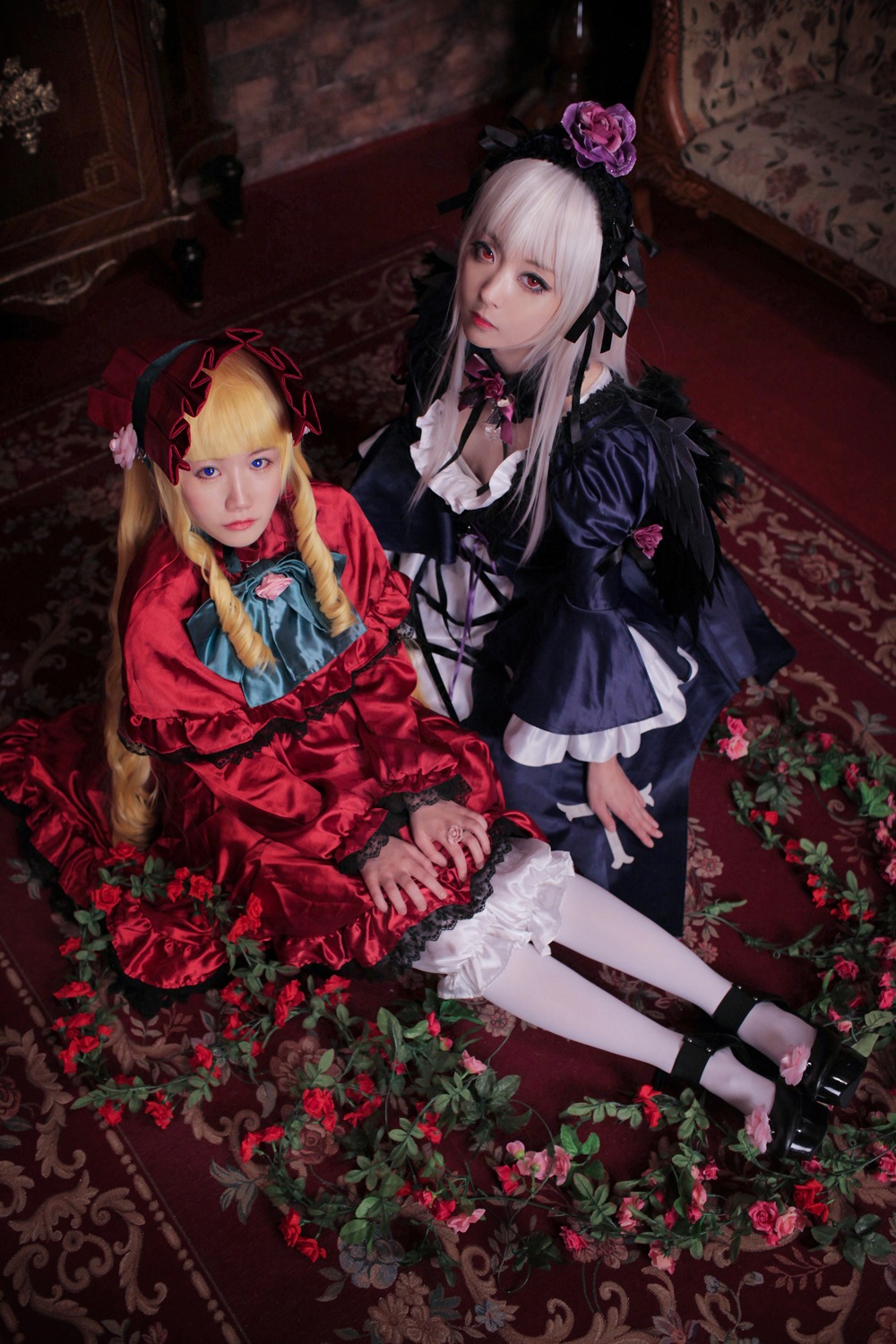 2girls blonde_hair blue_eyes doll_joints dress flower frills gothic_lolita lolita_fashion long_hair looking_at_viewer multiple_cosplay multiple_girls rose shinku sitting suigintou tagme