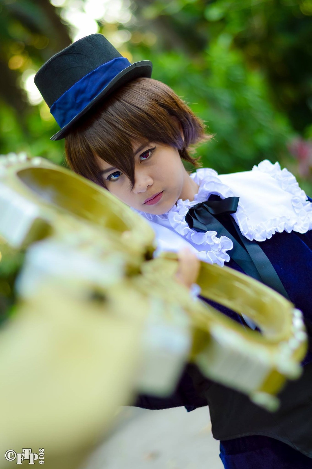 1girl 3d blue_eyes blurry blurry_background blurry_foreground brown_hair depth_of_field frills hat lips lipstick makeup motion_blur ribbon short_hair solo souseiseki top_hat