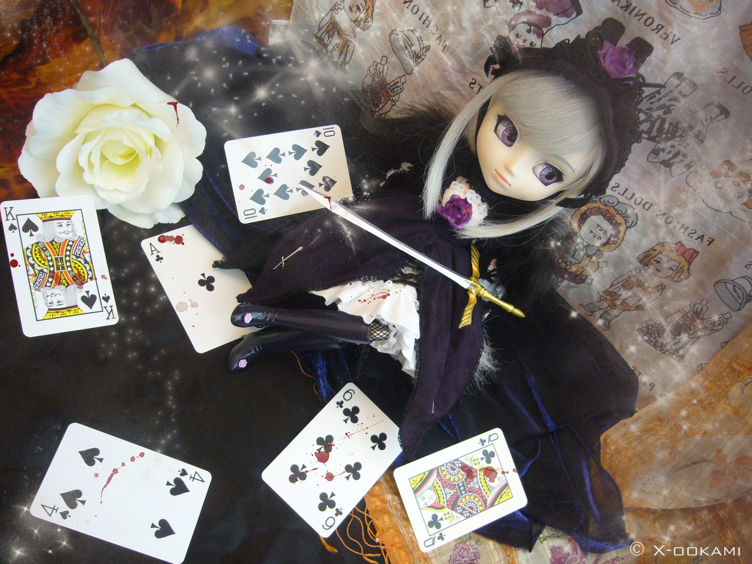 1girl blonde_hair card crown doll dress flower hat long_hair playing_card purple_eyes rose solo suigintou top_hat